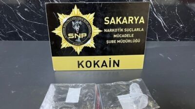 Sakarya’da polis ekiplerince yapılan uyuşturucu operasyonunda 8.95 gram kokain ele