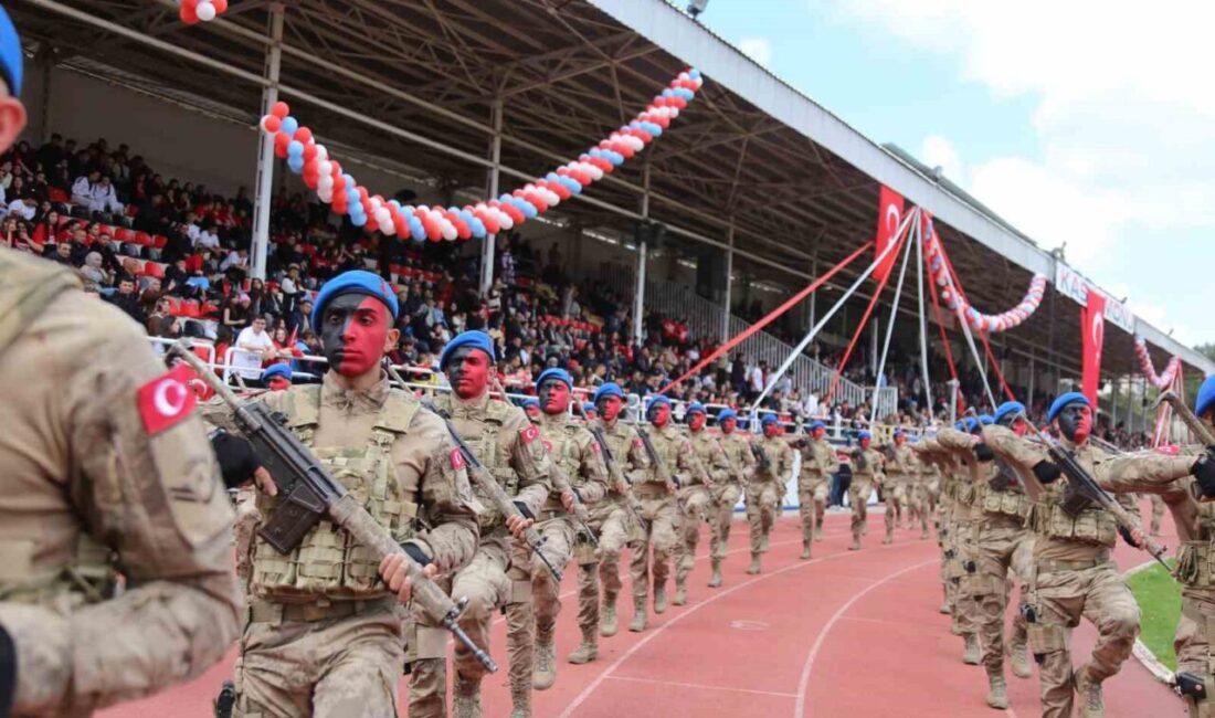 Kastamonu’da 19 Mayıs kutlamalarında sahne alan jandarma komandoları, vatandaşlara heyecan