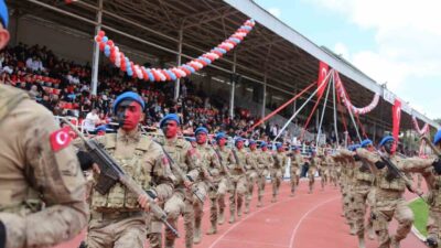 Kastamonu’da 19 Mayıs kutlamalarında sahne alan jandarma komandoları, vatandaşlara heyecan