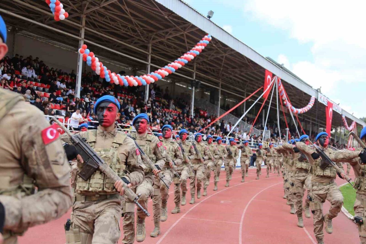 Kastamonu’da 19 Mayıs kutlamalarında sahne alan jandarma komandoları, vatandaşlara heyecan