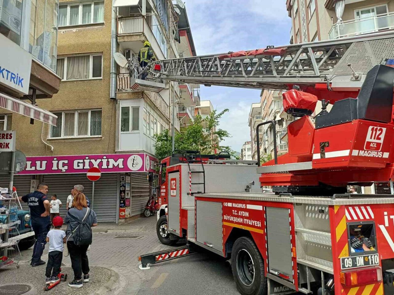 Aydın’ın Efeler ilçesinde yaşlı bir adamın ocakta unuttuğu yemek nedeniyle