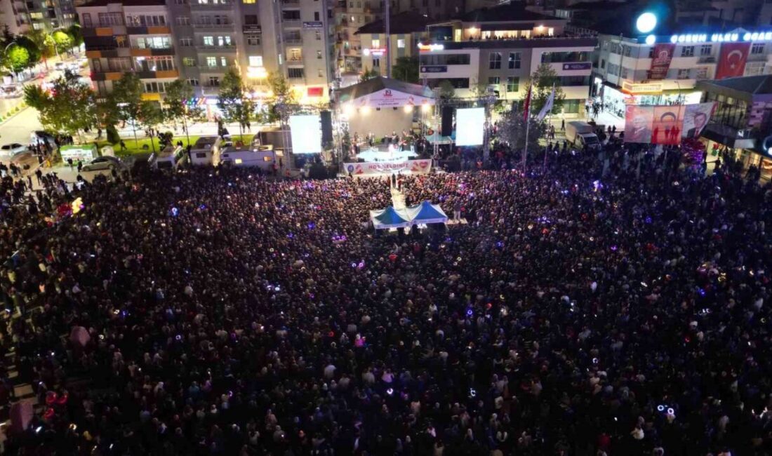 Çorum’da 19 Mayıs kutlamaları kapsamında düzenlenen konserle, binlerce vatandaş müzik