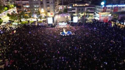 Çorum’da 19 Mayıs kutlamaları kapsamında düzenlenen konserle, binlerce vatandaş müzik