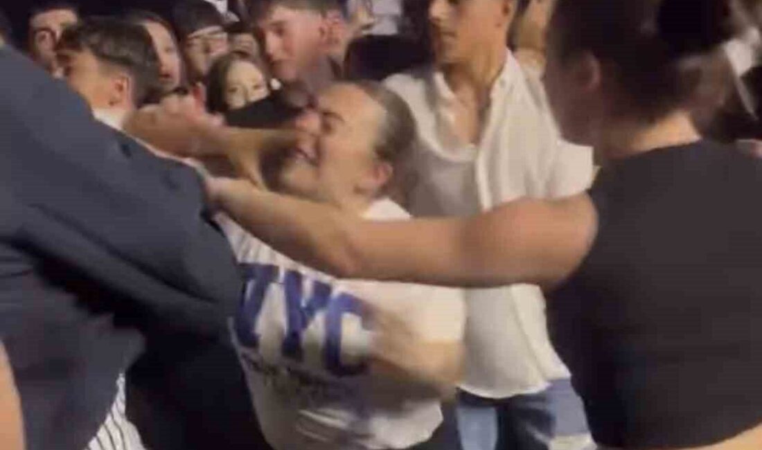 Bursa’da düzenlenen konserde gençler arasında çıkan tekmeli yumruklu kavga, bir