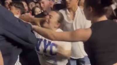 Bursa’da düzenlenen konserde gençler arasında çıkan tekmeli yumruklu kavga, bir