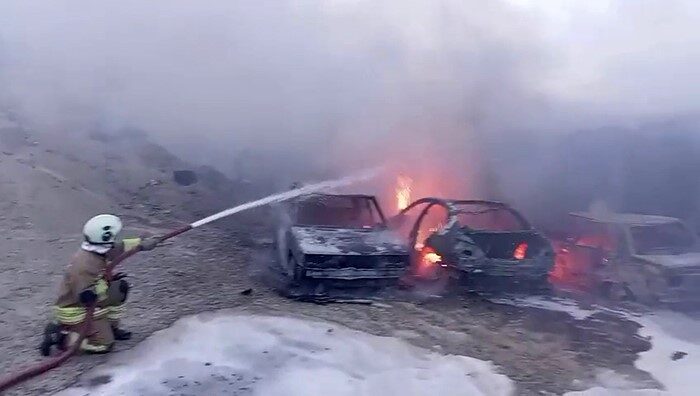 Hatay’da konteyner yatakhanede çıkan yangında alevlerin sıçradığı 8 araç yanarak