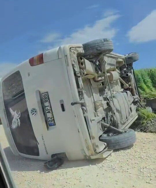Adıyaman’da, sürücüsünün direksiyon hakimiyetini kaybettiği araç devrildi. Edinilen bilgilere göre,