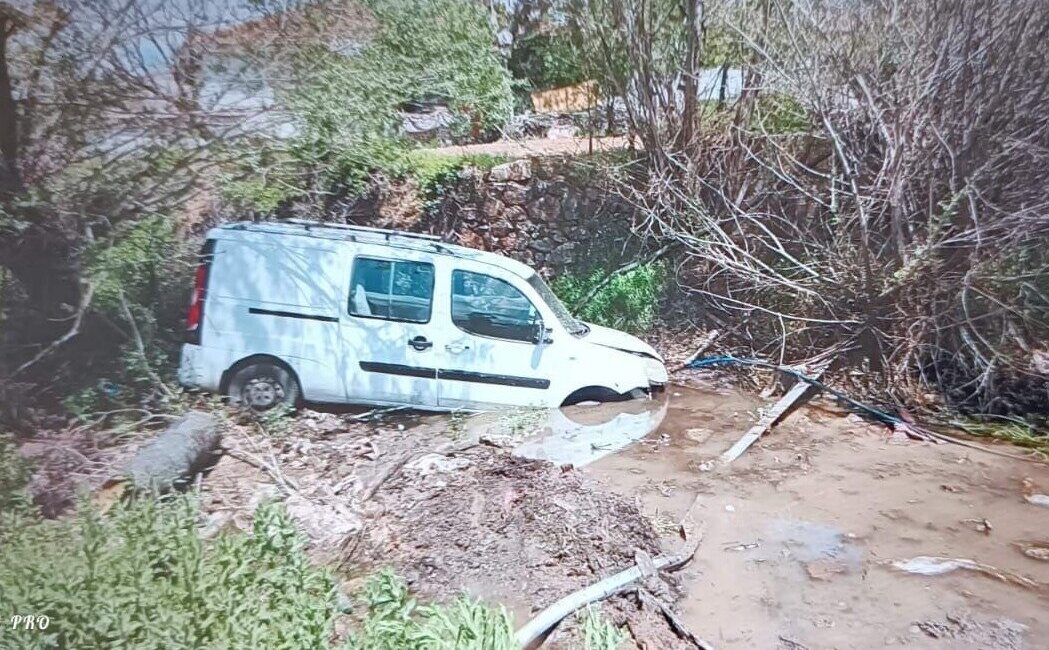 Malatya’da direksiyon hakimiyeti kaybolduktan sonra refüje çarparak sulama kanalına savrulan