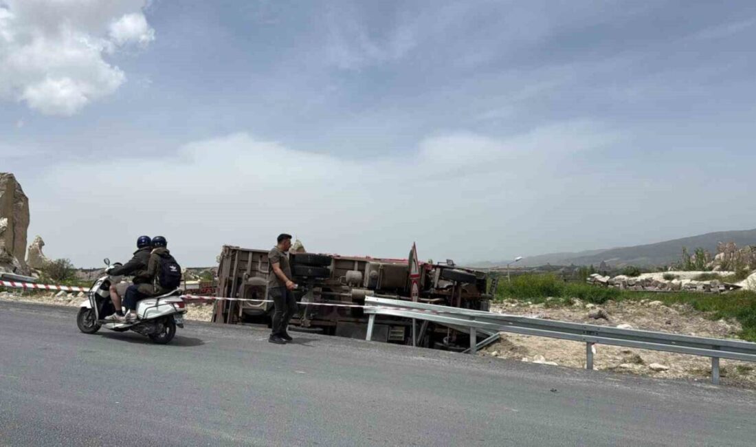 Nevşehir’de yokuş aşağıya inen kamyon kontrolden çıkarak yol kenarına devrildi.