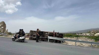 Nevşehir’de yokuş aşağıya inen kamyon kontrolden çıkarak yol kenarına devrildi.