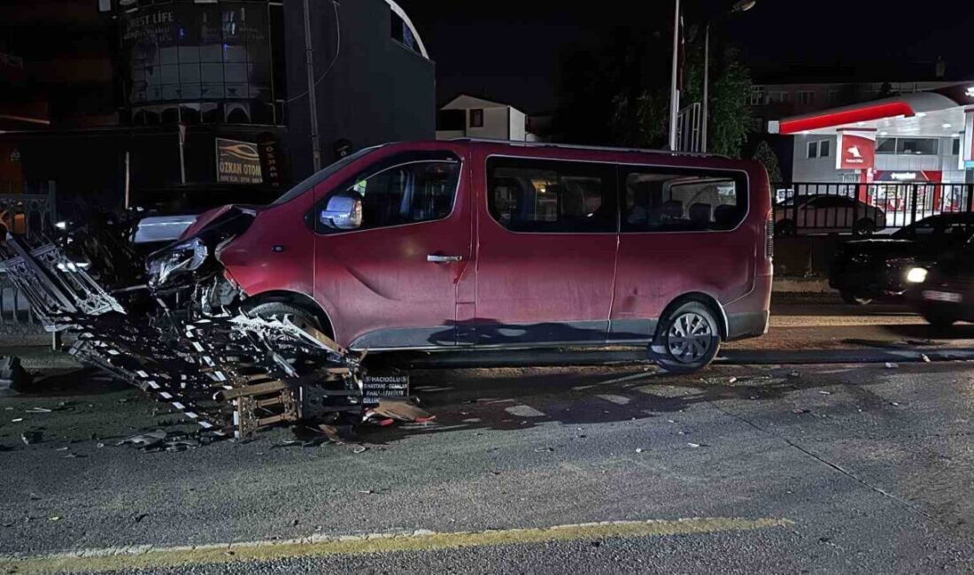 Sakarya’nın Adapazarı ilçesinde kontrolden çıkan minibüs, yolun ortasında bulunan demirlere
