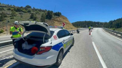Karaman’da kontrolden çıkarak bariyerlere çarpan motosikletin sürücüsü yaralandı. Kaza, öğle