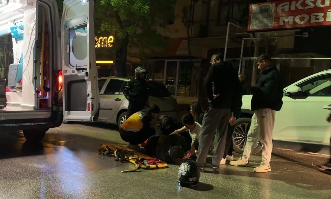 Burdur’da yağmur nedeniyle kayganlaşan yolda kontrolden çıkan motosiklet devrilirken sürücüsü