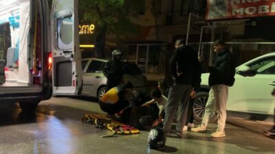 Burdur’da yağmur nedeniyle kayganlaşan yolda kontrolden çıkan motosiklet devrilirken sürücüsü