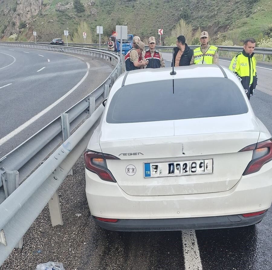 Erzincan’ın Tercan ilçesinde otomobilin bariyere çarpması sonucu bir çocuk yaralandı.