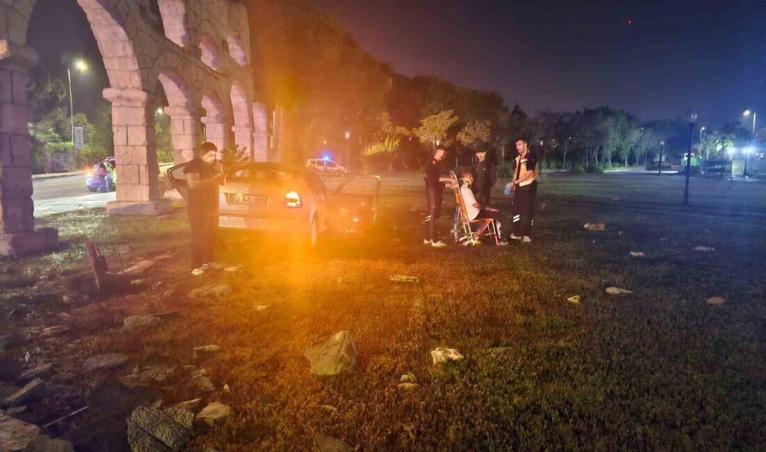 Antalya’nın Serik ilçesinde kontrolden çıkarak yol kenarındaki dekoratif surlara çarpan