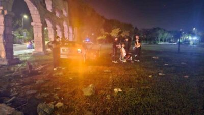 Antalya’nın Serik ilçesinde kontrolden çıkarak yol kenarındaki dekoratif surlara çarpan