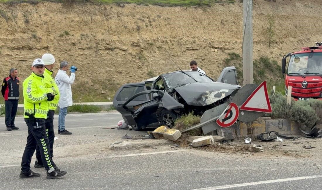 Karabük’ün Safranbolu ilçesinde kontrolden çıkan otomobilin refüje ve aydınlatma direğine