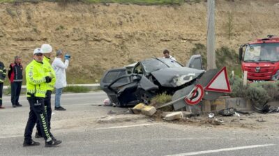 Karabük’ün Safranbolu ilçesinde kontrolden çıkan otomobilin refüje ve aydınlatma direğine