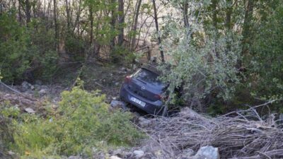 Gümüşhane’nin Torul ilçesinde kontrolden çıkan otomobilin yaklaşık 70 metre savrularak