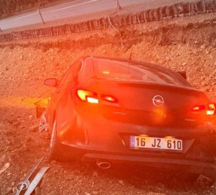 Bursa’nın İnegöl ilçesinde meydana gelen kazada kontrolden çıkan otomobil üstgeçit