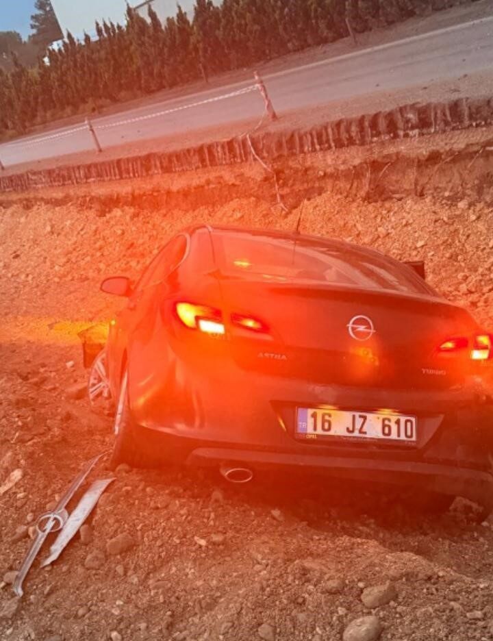 Bursa’nın İnegöl ilçesinde meydana gelen kazada kontrolden çıkan otomobil üstgeçit