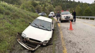 Kastamonu’nun Tosya ilçesinde kontrolden çıkan otomobil, şarampole çarptı. Kazada sürücü