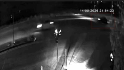 Gaziantep’te seyir halindeyken kontrolden çıkarak savrulan otomobil, yol kenarındaki tren