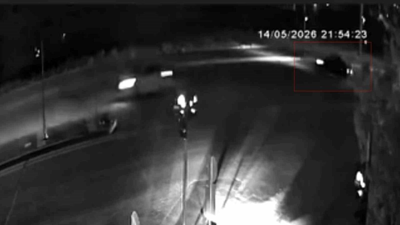 Gaziantep’te seyir halindeyken kontrolden çıkarak savrulan otomobil, yol kenarındaki tren