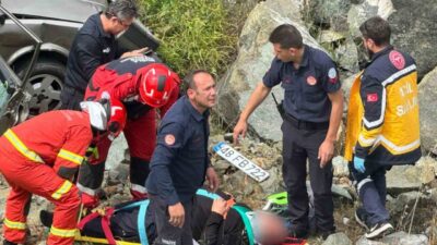 Muğla’nın Ortaca ilçesinde kontrolden çıkan otomobil metrelerce yüksekten uçuruma yuvarlanırken,