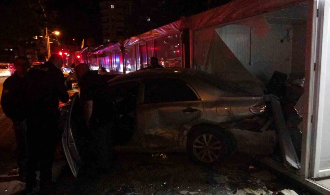 Malatya’da lastiği patlayan otomobilin kontrolden çıkarak park halindeki araca çarpması