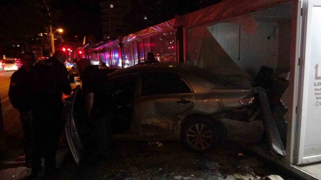 Malatya’da lastiği patlayan otomobilin kontrolden çıkarak park halindeki araca çarpması