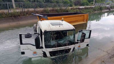 Adana’da kontrolden çıkan tırın sulama kanalına düştüğü kaza güvenlik kamerasına