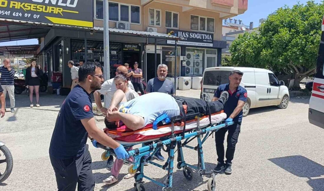Antalya’nın Manavgat ilçesinde kontrolsüz kavşakta meydana gelen trafik kazasında otomobile