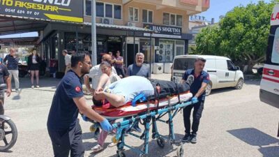 Antalya’nın Manavgat ilçesinde kontrolsüz kavşakta meydana gelen trafik kazasında otomobile