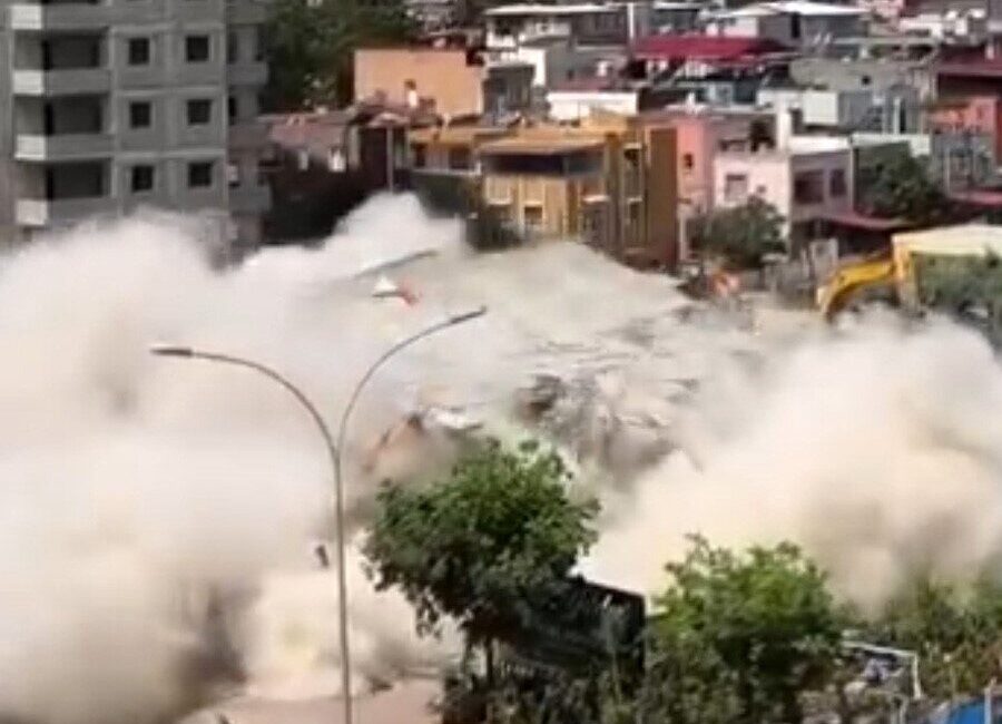 Adana’da kontrolsüz bina yıkımında bir kadının son anda kaçarak ölümden
