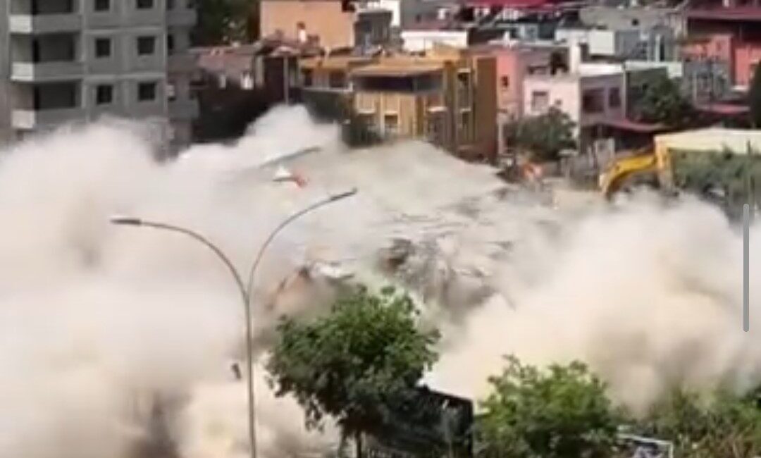 Adana’da kontrolsüz bina yıkımı sırasında kaldırımda bekleyen bir kadının son