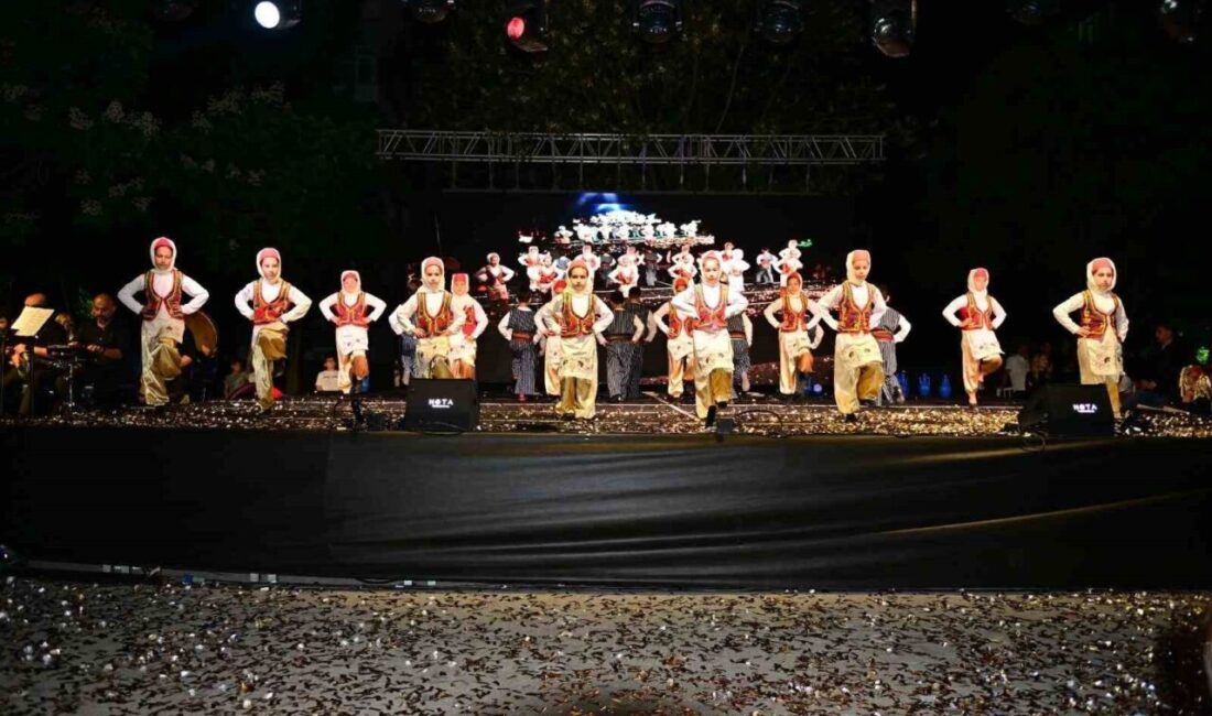 Antalya’da Konyaaltı İlkokulu tarafından düzenlenen yıl sonu Halk Oyunları Şenliği,