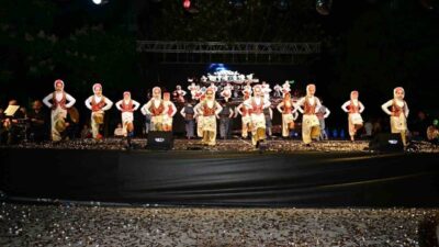 Antalya’da Konyaaltı İlkokulu tarafından düzenlenen yıl sonu Halk Oyunları Şenliği,