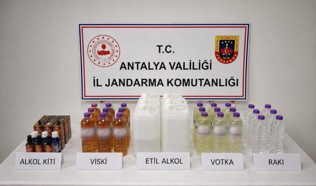 Antalya’nın Konyaaltı ilçesinde düzenlenen operasyonda kaçak alkol ve alkol yapımında