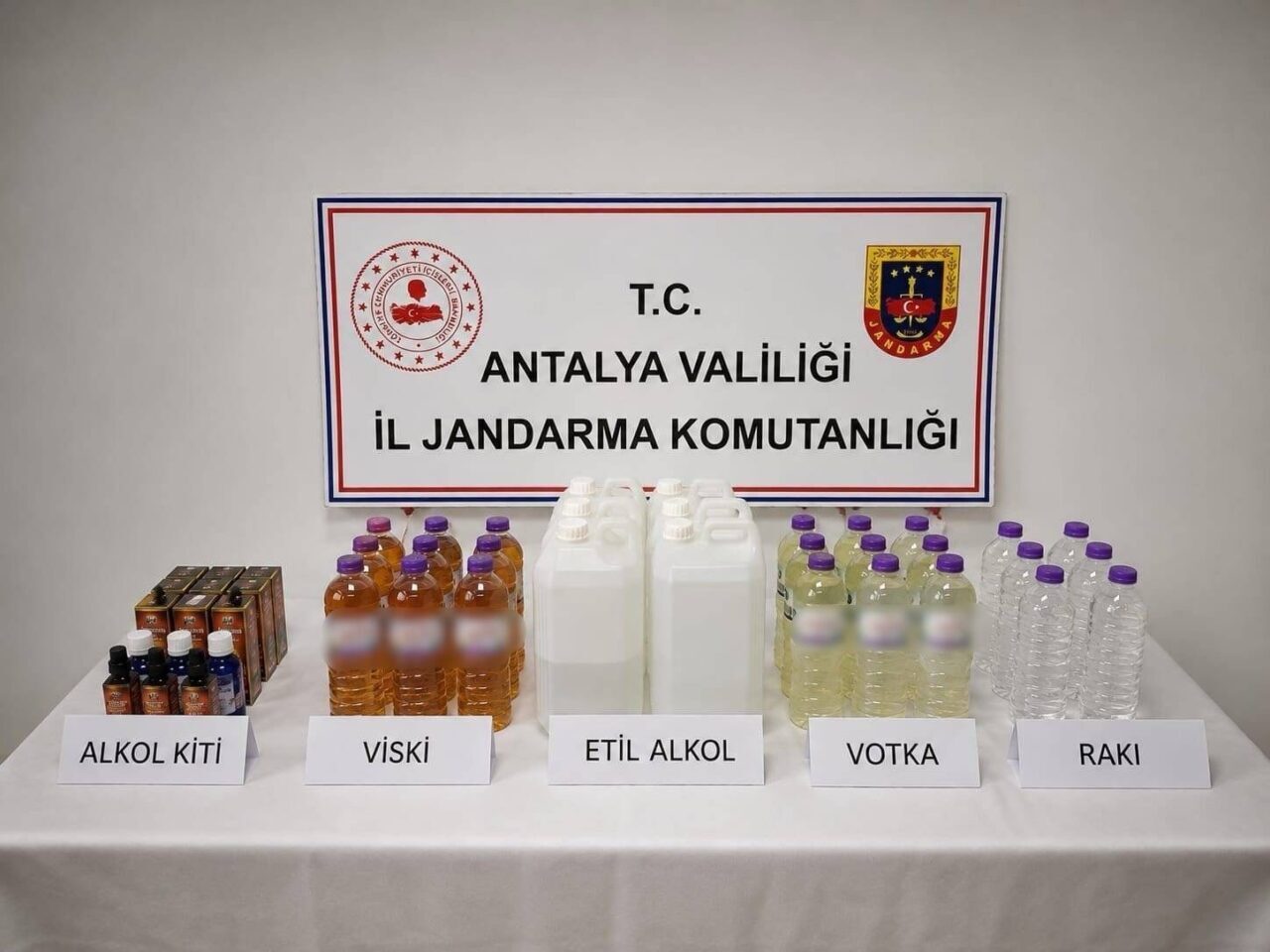 Antalya’nın Konyaaltı ilçesinde düzenlenen operasyonda kaçak alkol ve alkol yapımında