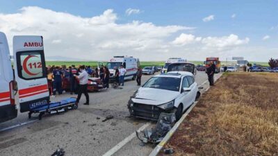 Konya’nın Kulu ilçesinde meydana gelen trafik kazasında 2 otomobilin çarpışması