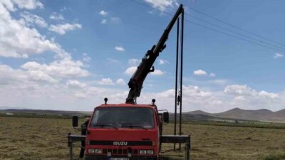Konya’nın Karapınar ilçesinde elektrik akımına kapılan 3 kişi yaralandı. Olay,
