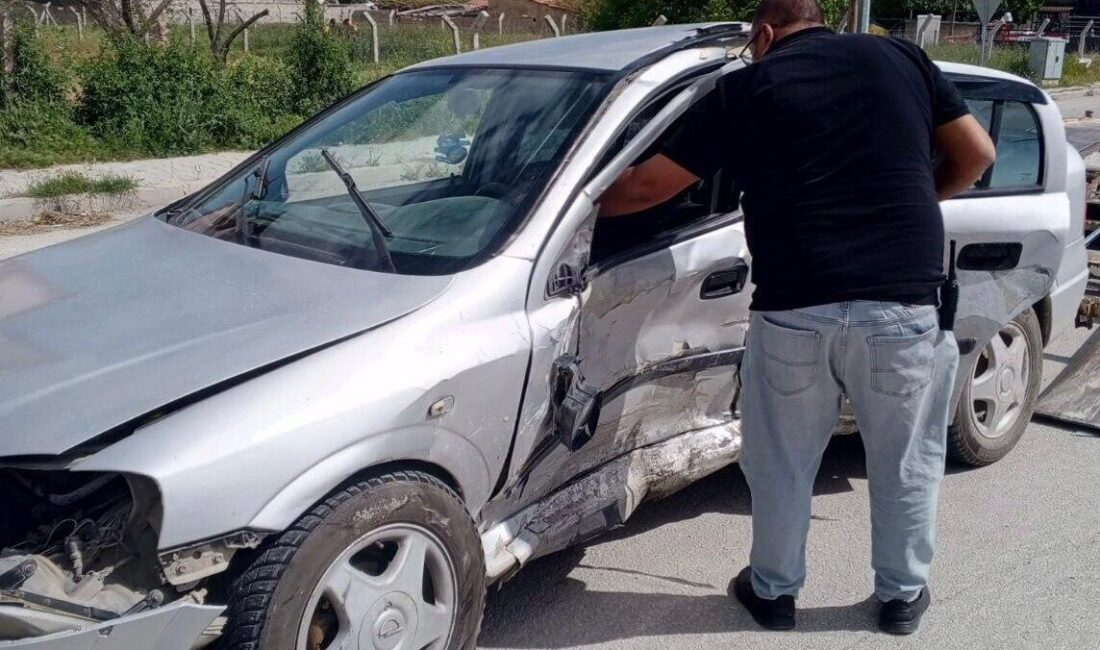 Konya’nın Ereğli ilçesinde meydana gelen trafik kazasında iki otomobilin çarpışması