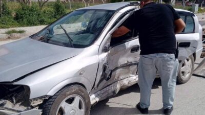 Konya’nın Ereğli ilçesinde meydana gelen trafik kazasında iki otomobilin çarpışması