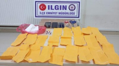 Konya’nın Ilgın ilçesinde polisin durdurduğu araçta ve şüphelilerin yola attığı