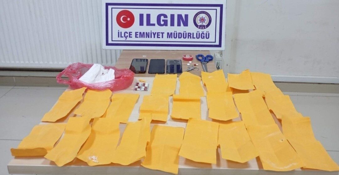 Konya’nın Ilgın ilçesinde polisin durdurduğu araçta ve şüphelilerin yola attığı