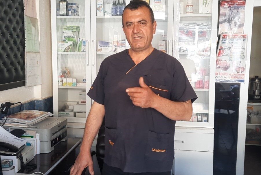 Konya’nın Yalıhüyük ilçesinde yayla yolunda aracıyla giderken gördüğü kurdu yanına