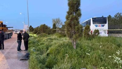 Konya’da önce tıra, sonra yoldan yoldan çıkarak ağaç, direk ve