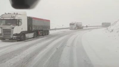 Bayburt’un yüksek kesimlerinde etkili olan kar yağışı ve tipi, ulaşımda